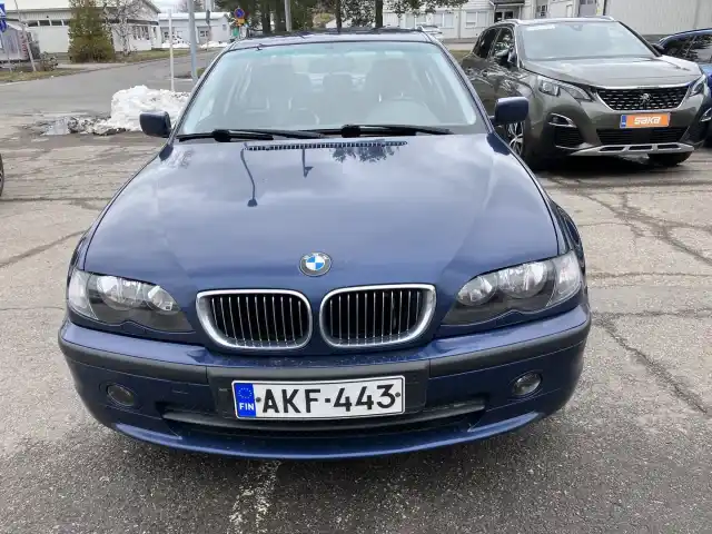 Sininen Sedan, BMW 320 – AKF-443